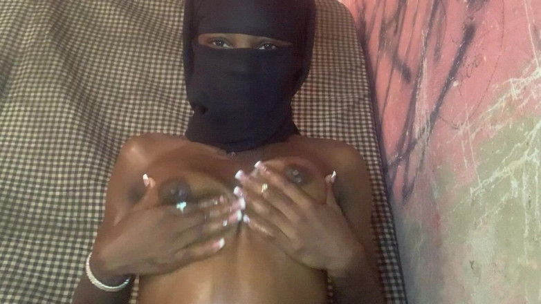 Browngurl234: ホットで小柄なエボニー美女が胸を撫でるソロの瞬間を楽しんでいます