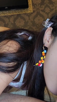 Piccola ragazza asiatica squittisce da due dentro