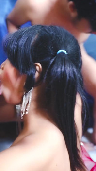 Desi schattige sekspop had gangbangseks en meerdere cumshots op haar gezicht (Hindi-audio)
