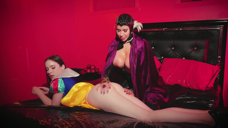 Cosplayground: Hazel Moore as Snow White Squirts on Bianca Beauchamp - Snow...