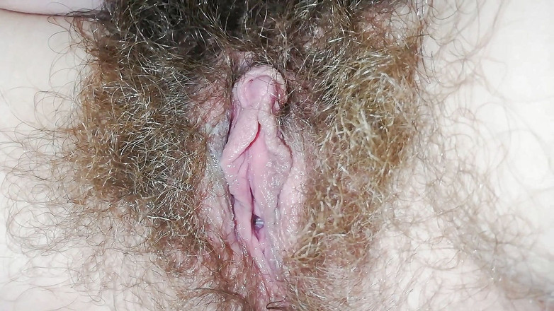 Cuteblonde666: Rychlá masturbace v chlupaté kundičce posteli zblízka orgasmus, velký klitoris