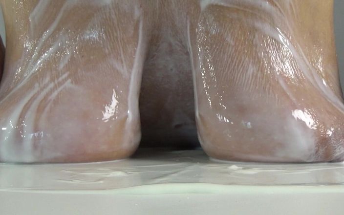 AnnaBUST: ミルクの大きなぶら下がっているおっぱい