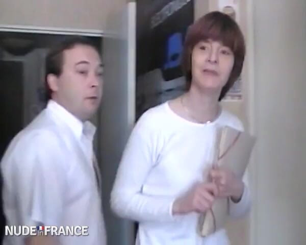 Nude in France: Owłosiona dojrzała brunetka w pończochach dostaje ciasnego dupka wbitego w...