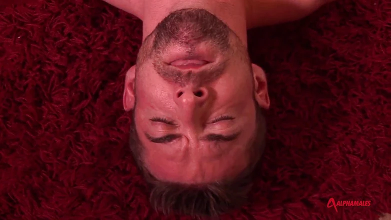 AlphaMales: Je regarde - un homme musclé se fait baiser