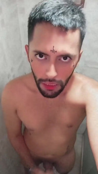 Il figlio di Lilith si masturba il suo grosso cazzo non circonciso e mangia il suo proprio sperma