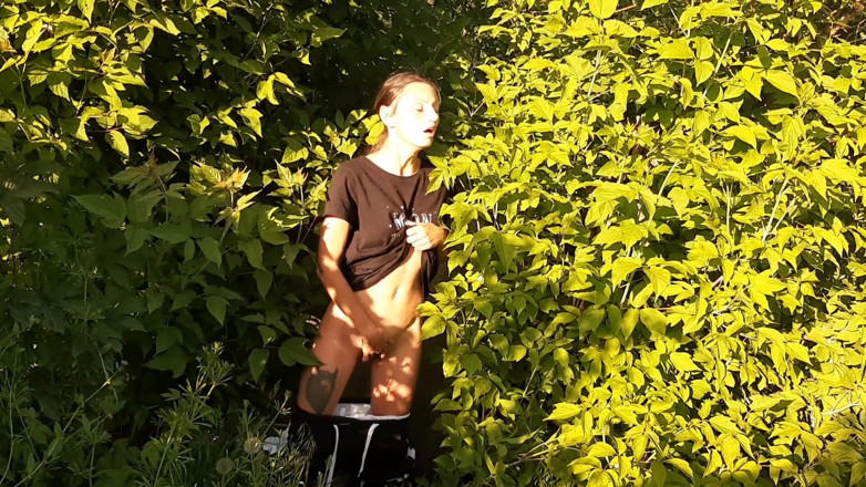 Lesbian-candys: Ryzykowna kobieca masturbacja na świeżym powietrzu w naturze