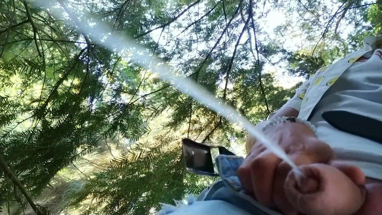 Idmir Sugary: Писсинг в парке за деревом