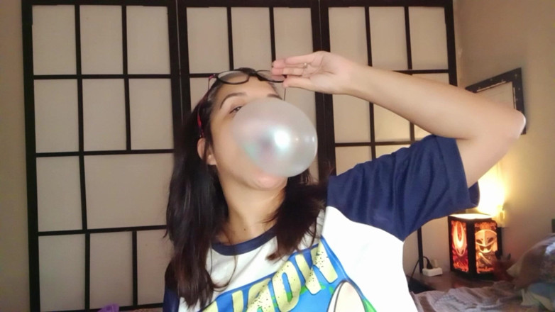 Bunny Looner: Trying Big Bubbles with Bubblegum Roll - Bunny Looner