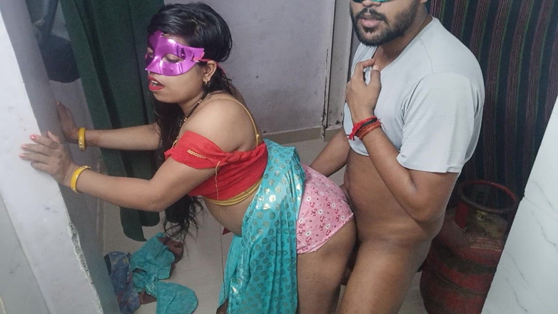 Hindi-Sex: Prsatá sexy indická MILFka Bhabhi s dokonalým šťavnatým zadkem jezdí na...