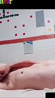 Zelaznogodracir – sám ve svém pokoji nahý, masturbuje a ukazuje své velké zadky Svůj velký penis Mexa