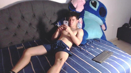 Icyhot707: Tiro il mio cazzo sul letto