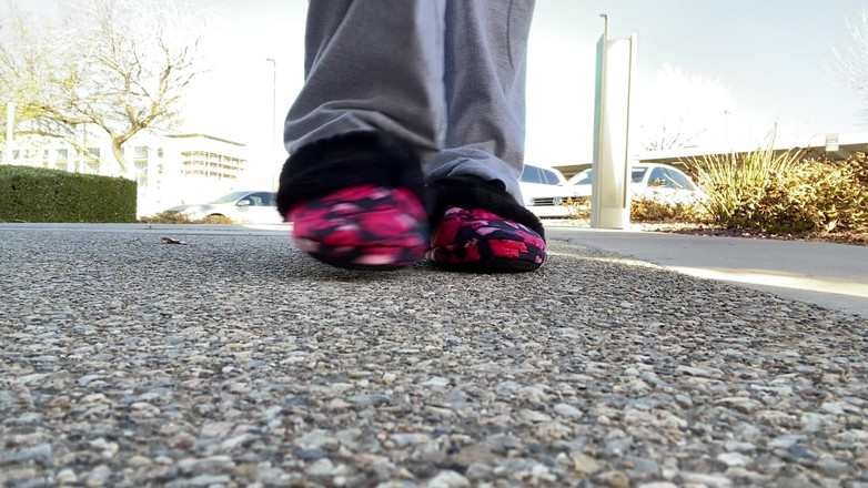 Tan feets: 공공 슬리퍼 밖에서 자연 손톱으로 애타게 애타게 하는 Tanfeets