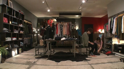 CherryBONBON: Příliš mnoho tajných pohledů na svůdnou úřednici v módním obchodě