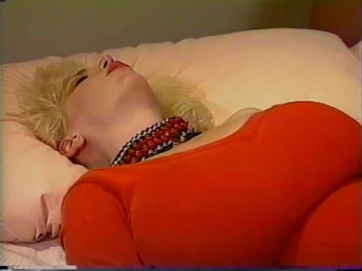 Vintage Usa: Sexy blonďatá žena s velkými prsy miluje černého ptáka v kundičce v ústech