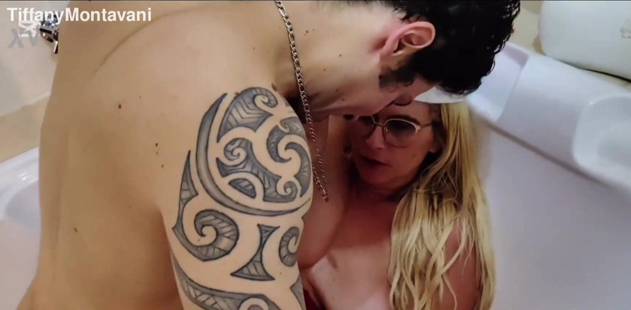 Tiffany Montavani: Tiffany Montavani Na Banheira Com Novinho Enquanto Seu Velho Voehr