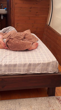 Een hete milf werd wakker met opwinding en verlangen naar een dikke pik in haar poesje