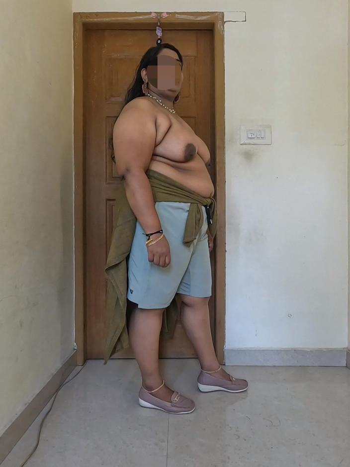 Anne Ipe: ヌードのぽっちゃりしたインド人女性トップレス写真撮影。