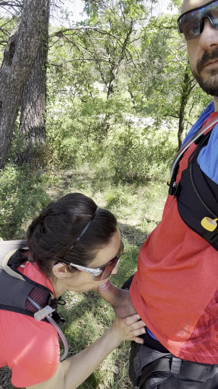 Dazzlingfacegirl: Blowjob While Hiking