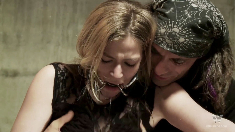 Bizare & Extreme: Si jalang blonde melancap untuk tuannya