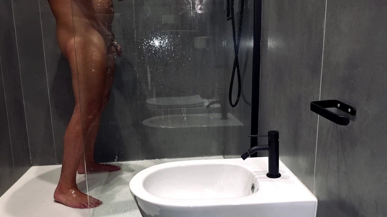 Alexander Audran: Горячий душ в любительском видео, пенистый большой член - все обнаженные в душе дрочит