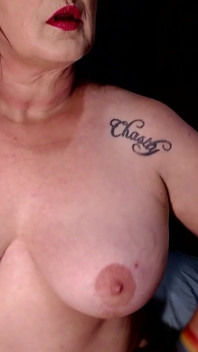 Tetas rebotando flexionando una teta hacia delante y ambos