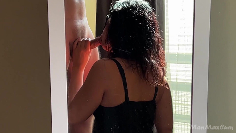 ManMaxCum: 卷发黑发女郎在邋遢的吮吸后吞下精液