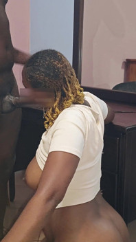 Büyük götlü zenci orta yaşlı seksi kadın otel odasında kız arkadaşının kocasını sikiyor