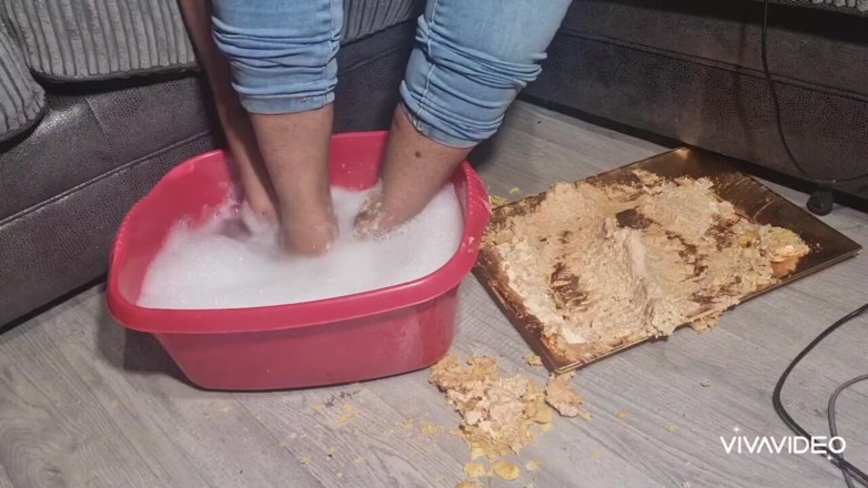 Simp to my ebony feet: ступни, продовольственная давка