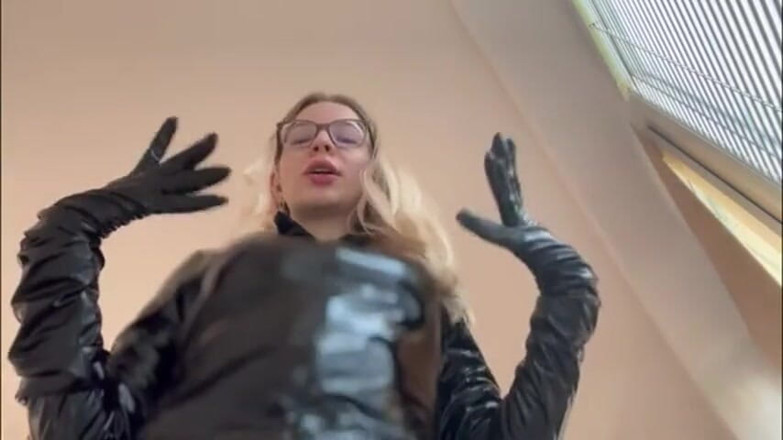 Goddess_Bella_Rae: La déesse femdom te asservise