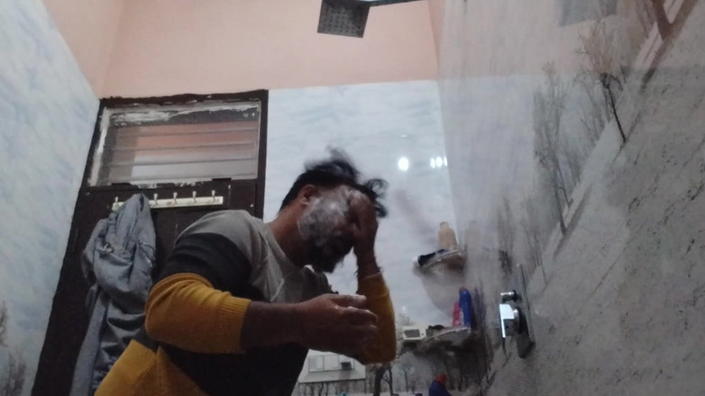 Austin Rose: Sugar daddy fa il bagno nuda