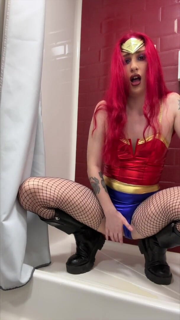 Gigi Rouge: Wonder Woman Kencing dan Orgasme