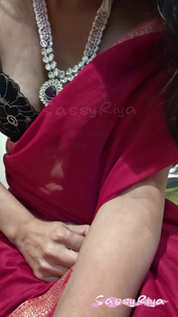 Sassy Riya Saare Decolteu de aproape