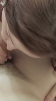 Une rousse pâle à forte poitrine se fait lécher et baiser sur le canapé beige