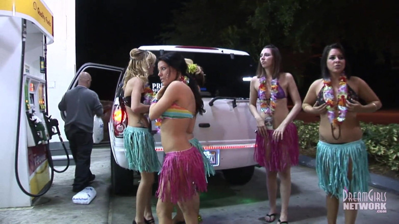 Dream Girls: Partygirls für Luau angezogen, ziehen sich in der limousine aus