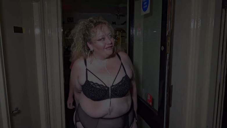Kims amateurs: Stor bred röv mogen brittisk BBW i underkläder och fisknät...