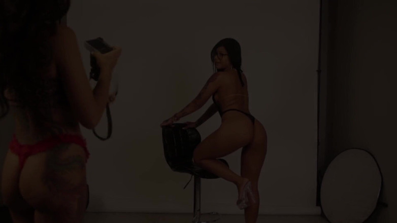 Docedeleite: शरारती फोटोग्राफर अपने दोस्त को चोदता है