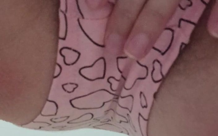 Lesbian-candys: Я мастурбую свою волосатую киску под столом в классе