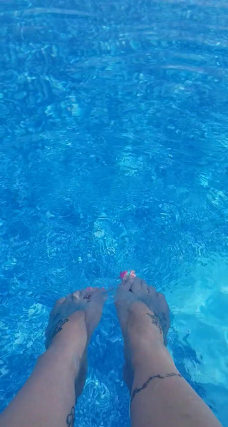 LittleSweetFeet: Lovely Morning to Have Coffee at the Pool...
