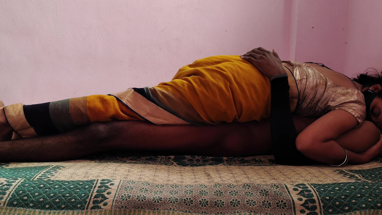 Viralcouple76: हॉट भारतीय जोड़ा बिस्तर पर चुदाई करते हुए।