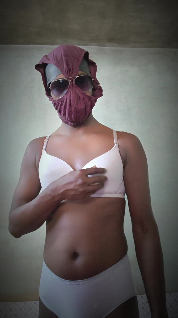 TS Azzy: TS Azzy melakukan melancap handjob sendiri dengan kondom