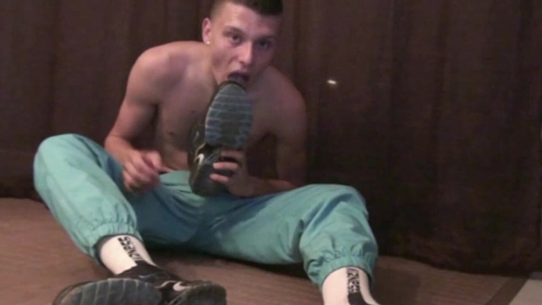 Sneaker gay: Masturbation sniffing sneakers
