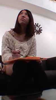 Dünnes asiatisches teen mit rasierter muschi von stiefvater gefickt