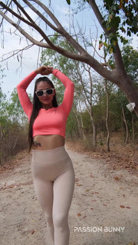 Bellezza Che Cammina E Divertimento Nella Foresta - Uniamoci