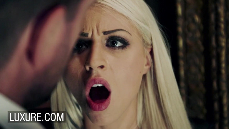 Luxure: La blonde Chloe Lacourt fait un quickie dans une chambre...