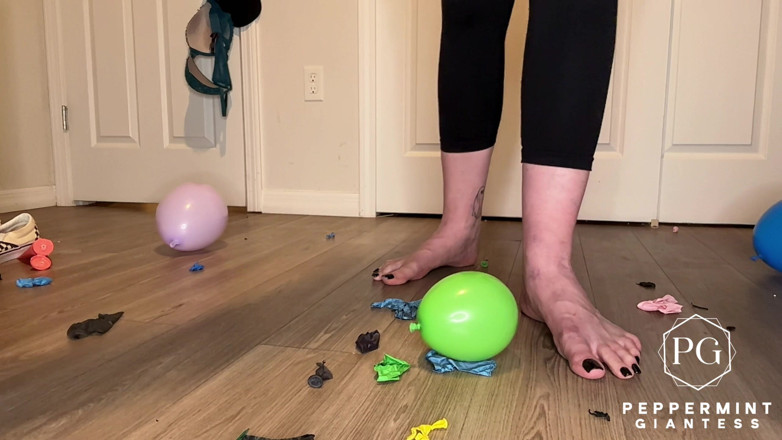 Peppermint Giantess: Akankah pop!? Kaki raksasa vs balon tanpa alas kaki, sandal,...
