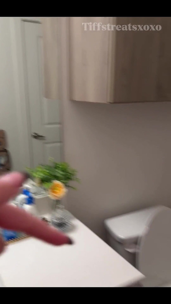 Tiffstreatsxoxo: Orinar en el baño de mi mejor amigo! ¡Listo para un...