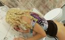 Very hot hardcore: Возбужденная сексуальная блондинка делает минет хую через стены