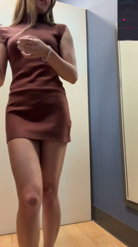 Centro commerciale con un vestito autunnale da provare