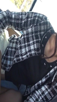 Chica japonesa satisface su arbusto con un juguete afuera después de chupar una polla de chico en el auto