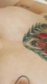 Des lesbiennes tatouées jouent trouvent le point G avec leurs doigts